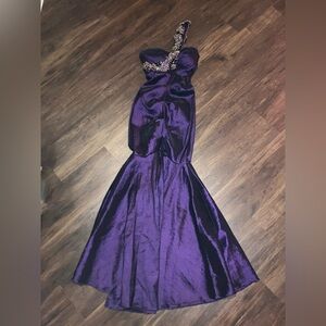 Xscape women’s Purple One-Shoulder Gown size 4